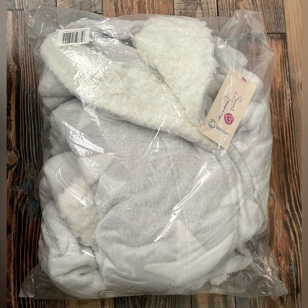 Secret Treasures Plush Robe - Picture 3 of 4